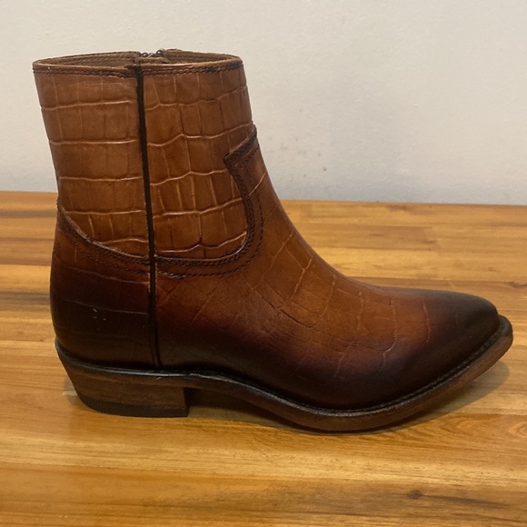 NWT Frye Billy Inside Zip Ankle Boot in Tan Croc Size 6 - Picture 10 of 16